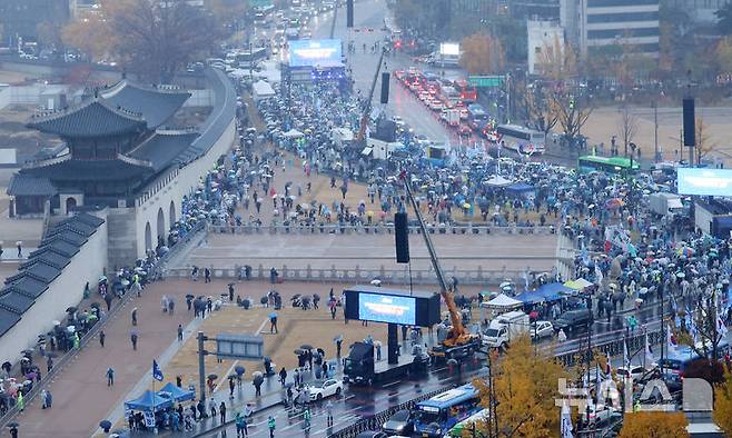 [서울=뉴시스] 김명년 기자 = 16일 서울 종로구 광화문 앞에서 '김건희 윤석열 국정농단 규탄·특검 촉구 제3차 국민행동의 날' 집회가 열리고 있다. 2024.11.16. kmn@newsis.com