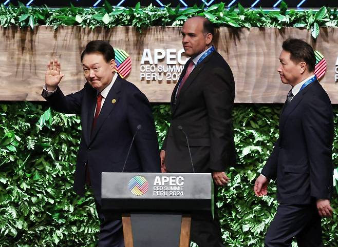 31차 아시아태평양경제협력체(APEC) 정상회의 참석차 페루를 방문한 윤석열 대통령이 15일(현지시간) 페루 리마 국립대극장에서 열린 APEC CEO 서밋에서 기조연설을 하기 위해 입장하며 인사하고 있다. 연합뉴스