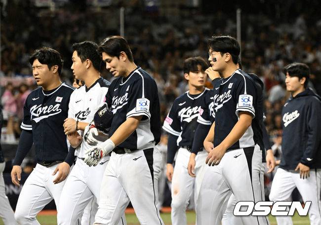 [OSEN=타이베이(대만), 이대선 기자] 한국 야구대표팀이 또 다시 일본의 벽을 넘지 못했다.&nbsp;류중일 감독이 이끄는 한국 야구대표팀은 15일 대만 타이베이 타이베이돔에서 열린 2024 WBSC 프리미어12 B조 조별예선 일본과의 3차전에서 3-6으로 패했다.경기 후 야구대표팀이 관중석을 향해 인사 후 그라운드를 빠져 나가고 있다. 2024.11.15 /