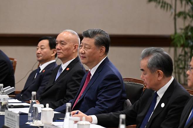 시진핑 중국 국가주석이 15일(현지시각) 페루 리마 한 호텔에서 열린 아시아태평양경제협력체(APEC) 정상회의 계기 한-중 정상회담에서 윤석열 대통령의 발언을 경청하고 있다.&nbsp; &nbsp;리마=뉴시스