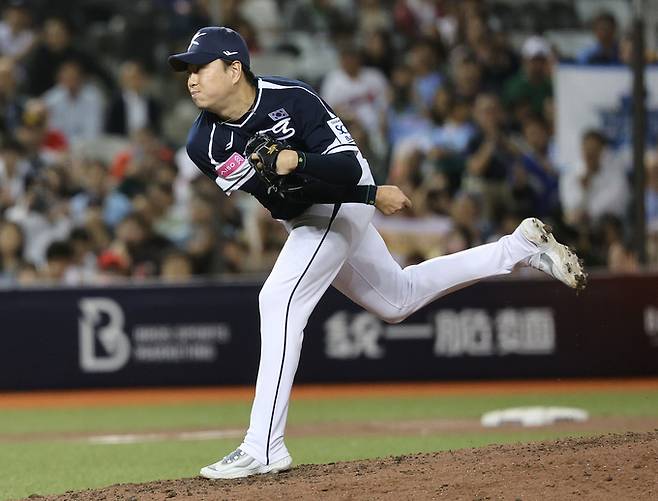 15일(현지시간) 오후 대만 타이베이시 타이베이돔에서 열린 2024 WBSC 프리미어12 B조 예선 대한민국과 일본의 경기, 5회말 일본공격 2사 만루 상황에서 마운드에 오른 이영하가 역투하고 있다.&nbsp; &nbsp;타이베이(대만)=뉴스1