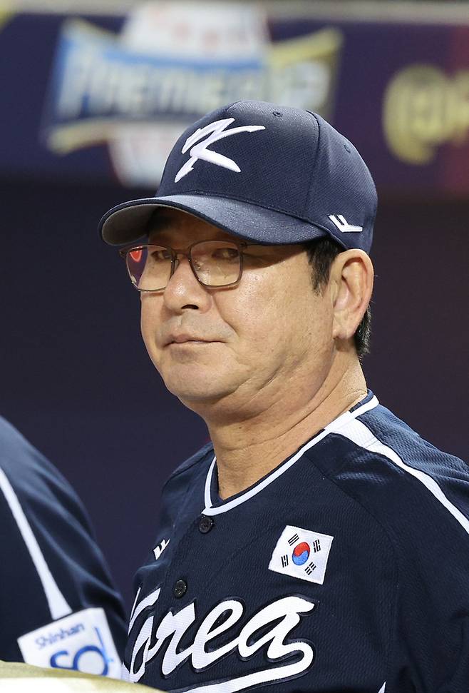 15일(현지시간) 오후 대만 타이베이시 타이베이돔에서 열린 2024 WBSC 프리미어12 B조 예선 대한민국과 일본의 경기에 앞서 대표팀 류중일 감독이 경기장을 바라보고 있다.&nbsp; &nbsp;&nbsp;타이베이(대만)=뉴스1