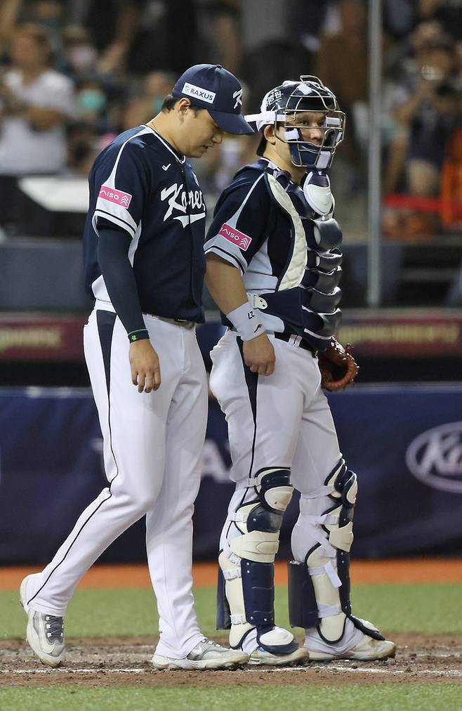 15일(현지시간) 오후 대만 타이베이시 타이베이돔에서 열린 2024 WBSC 프리미어12 B조 예선 대한민국과 일본의 경기, 5회말 일본공격 2사 만루 상황에서 마운드에 오른 이영하가 안타를 허용하며 2실점한 뒤 박동원과 대화를 나누고 있다.    타이베이(대만)=뉴스1