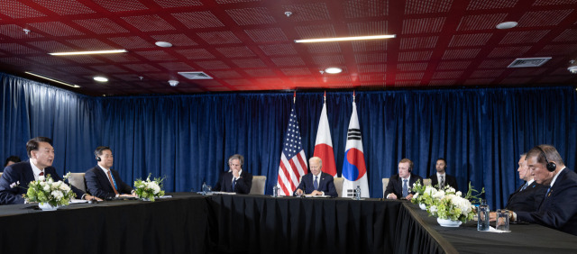 아시아태평양경제협력체(APEC) 정상회의 참석차 페루를 방문 중인 윤석열 대통령이 15일(현지시간) 리마 컨벤션센터에서 조 바이든 미국 대통령, 이시바 시게루 일본 총리와 정상회의를 하고 있다. 리마(페루)=연합뉴스