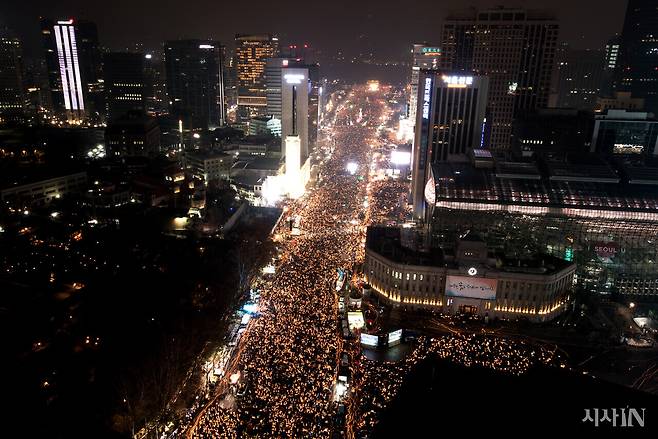 2016년 11월26일 서울 광화문광장에서 열린 촛불집회. 광장에서는 많은 사람들이 모이고 마주친다. ⓒ시사IN 신선영