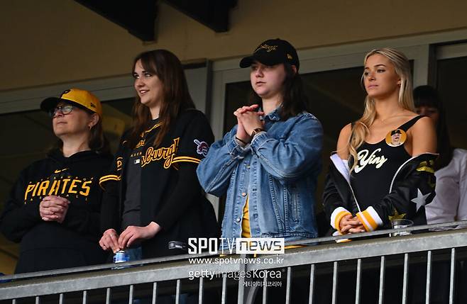 ▲ 오른쪽이 스킨스의 연인이자 체조선수이면서 SNS 팔로워 1300만 명을 보유한 인플루언서 리비 던. 던은 틱톡에서 800만 명 이상, 인스타그램에서 500만 명 이상의 팔로워를 보유했다.