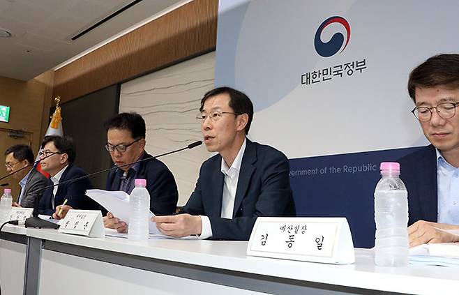 감세효과 분석을 제대로 못 해 세수 추계에 실패했다는 지적이 나온다. 사진은 기재부의 세수재추계 발표 모습.[사진｜연합뉴스]