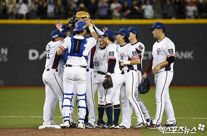 대만 야구대표팀 선수들이 13일 대만 타이베이돔에서 열린 20124 세계야구소프트볼연맹(WBSC) 프리미어12 조별리그 B조 1차전에서 한국을 6-3으로 누른 뒤 마운드에 모여 승리를 자축하고 있다. 타이베이, 박지영 기자