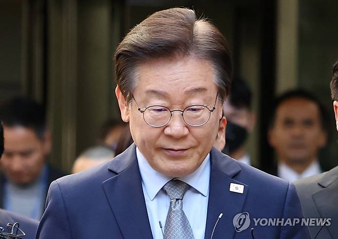 침통한 표정의 이재명 대표 (서울=연합뉴스) 김도훈 기자 = 더불어민주당 이재명 대표가 15일 오후 서울 서초구 서울중앙지법에서 열린 공직선거법 위반 혐의 관련 1심 선고 공판을 마친 뒤 법원 청사를 나서고 있다.
    이날 서울중앙지법 형사합의34부(한성진 부장판사)는 공직선거법 위반 혐의로 불구속기소된 이 대표에게 징역 1년에 집행유예 2년을 선고했다. 2024.11.15 superdoo82@yna.co.kr