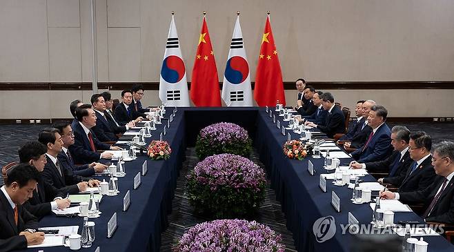 윤석열 대통령, 시진핑 주석과 정상회담 (리마[페루]=연합뉴스) 홍해인 기자 = 31차 아시아태평양경제협력체(APEC) 정상회의에 참석한 윤석열 대통령이 15일(현지시간) 페루 리마의 한 호텔에서 시진핑 중국 국가 주석과 한중 정상회담을 하고 있다.  2024.11.16 [공동취재] hihong@yna.co.kr