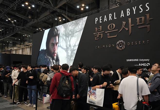 펄어비스 '붉은사막' 부스에 몰린 관람객 (부산=연합뉴스) 김주환 기자 = 국내 최대 게임쇼 지스타(G-STAR) 2024 개막 3일차인 16일 오전 펄어비스 부스에 긴 시연 대기 줄이 형성돼있다. 2024.11.16 jujuk@yna.co.kr