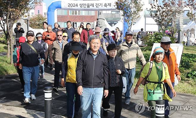 제주 '성안올레 걷기축제' 출발 (제주=연합뉴스) 김호천 기자 = 16일 오전 제주시 산지천 북수구광장에서 열린 '2024 성안올레 걷기축제'에 참가한 김완근 제주시장과 서명숙 사단법인 제주올레 이사장, 시민들이 출발하고 있다. 2024.11.16 khc@yna.co.kr