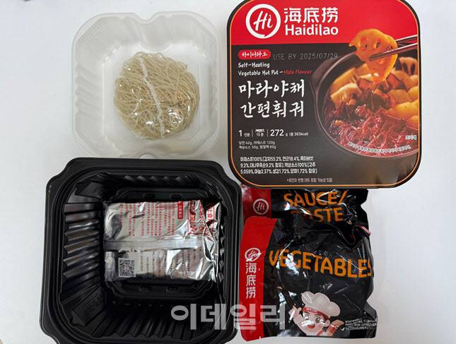 당면과 건더기 소스 발열백이 동봉되어 있다. 2단 도시락 구성이다. (사진=한전진 기자)