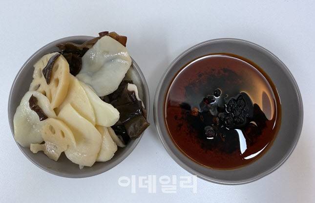 건더기의 모습과 마라 소스의 모습 (사진=한전진 기자)