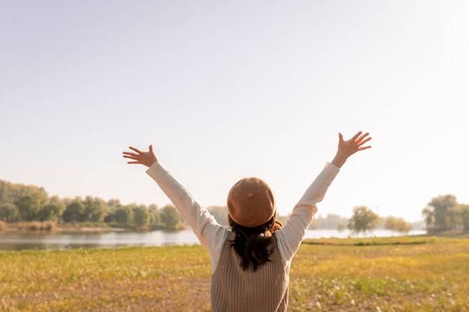 뼈 건강에 필수적인 비타민D는 햇볕을 쬐며 야외 활동을 하면 충분히 얻을 수 있다. [사진=클립아트코리아]