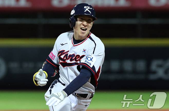 16일(현지시간) 대만 타이베이시 톈무 야구장에서 열린 2024 WBSC 프리미어12 B조 예선 대한민국과 도미니카공화국의 경기 8회말 대한민국 공격 2사 2, 3루 상황에서 박성한이 역전 3루타를 친 뒤 환호하고 있다. 2024.11.16/뉴스1 ⓒ News1 장수영 기자