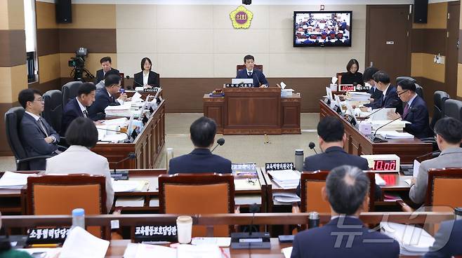 인천광역시의회 교육위원회 의원들이 인천교육청 행정사무감사를 하고 있다. (인천시의회 제공) /뉴스1