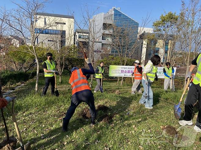 지난 16일 제주시 도남동 시민복지타운 근린공원에서 진행된 KT&G상상도시숲 프로젝트 '우리의 낭만' 탄소중립 나무심기 행사.(제주시 제공)