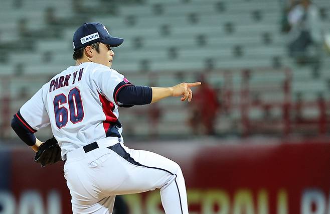 16일 오후 대만 타이베이 톈무야구장에서 열린 2024 세계야구소프트볼연맹(WBSC) 프리미어12 B조 조별리그 대한민국과 도미니카공화국의 경기. 8회초 2사에서 박영현이 삼진을 잡아내고 있다. 사진 | 타이베이=연합뉴스