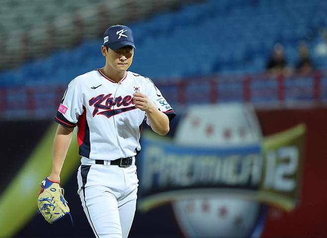 14일 오후 대만 타이베이 톈무야구장에서 열린 2024 세계야구소프트볼연맹(WBSC) 프리미어12 B조 조별리그 대한민국과 쿠바의 경기. 6회초 2사 1루에서 삼진을 잡은 곽도규가 더그아웃으로 향하고 있다. 사진 | 타이베이=연합뉴스