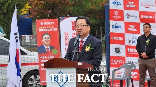 이장우 대전시장이 17일 열린 제30회 대전광역시장이 생활체육 야구대회에 참석해 축사를 하고 있다./정예준 기자