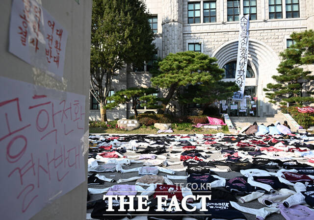 남녀공학 전환 반대하며 농성을 벌이고 있는 동덕여자대학교 캠퍼스 건물에 몰래 들어간 20대 남성 2명이 경찰에 붙잡혔다. 사진은 지난 12일 오후 서울 성북구 동덕여대 본관 앞, 공학 전환에 반대하는 학생들이 벗어놓은 대학 점퍼가 놓여있는 모습. /이새롬 기자