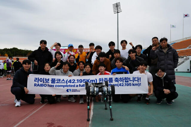 17일 라이보2 연구진들이 라이보 마라톤 풀코스 완주후 기념촬영했다.(사진=KAIST)