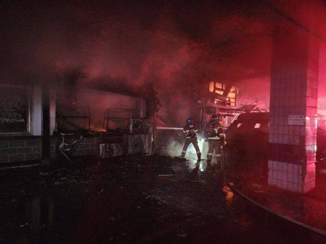 17일 오전 3시38분께 경기도 안산시 단원구에 있는 6층짜리 건물에서 불이 나 건물 내 모텔 투숙객 등 50여명이 소방당국에 의해 구조됐다. 경기소방재난본부 제공