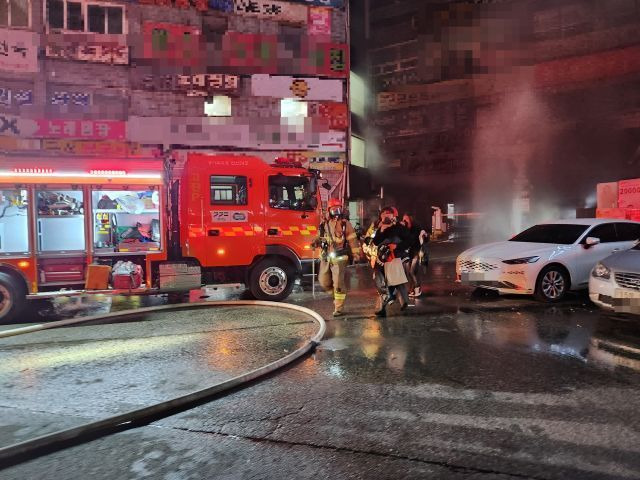 17일 오전 3시38분께 경기도 안산시 단원구에 있는 6층짜리 건물에서 불이 나 건물 내 모텔 투숙객 등 50여명이 소방당국에 의해 구조됐다. 경기소방재난본부 제공