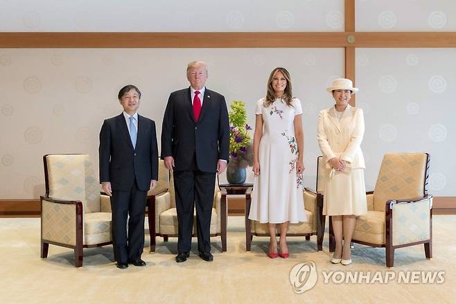 일본을 국빈방문 중이던 도널드 트럼프(왼쪽에서 2번째) 미국 대통령과 부인 멜라니아(왼쪽에서 3번째) 여사가 2019년 5월 27일 도쿄 왕궁에서 나루히토(맨 왼쪽) 일왕, 마사코 왕비와 함께 기념촬영을 하고 있다. 트럼프 대통령 부부는 5월 1일 즉위한 나루히토 일왕의 첫 국빈이었다./AP 연합뉴스