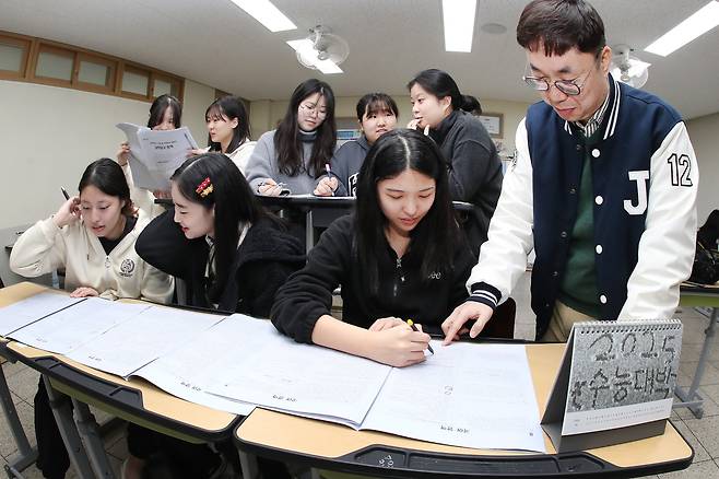 오전 대구 수성구 정화여자고등학교에서 고3 수험생들이 담임교사와 함께 전날 치른 2025학년도 대학수학능력시험(수능) 가채점을 하고 있다. /뉴스1