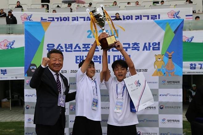 16일 남동아시아드럭비경기장에서 열린 ‘2024년 유소년스포츠 기반 구축 사업 태그럭비 대회'에서 제24대 대한럭비협회 최윤 회장과 우승팀인 제주돌핀 A팀 선수들과 기념촬영을 하고 있다. ⓒ 대한럭비협회