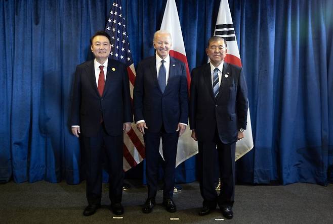 아시아태평양경제협력체(APEC) 정상회의 참석 차 페루를 방문 중인 윤석열 대통령이 지난 15일(현지시간) 리마 컨벤션센터에서 한미일 정상회의 개최 전 조 바이든 미국 대통령(가운데), 이시바 시게루 일본 총리와 기념촬영을 하고 있다. 세 정상은 이날 안보·외교 등을 포함한 다양한 분야의 협력을 강화하기 위해 한미일 협력사무소를 설립하기로 했다. 세 정상은 또 북한의 러시아·우크라이나 전쟁 파병이 유엔 안전보장이사회 결의 위반이라며 이를 강력 규탄했다. 연합뉴스