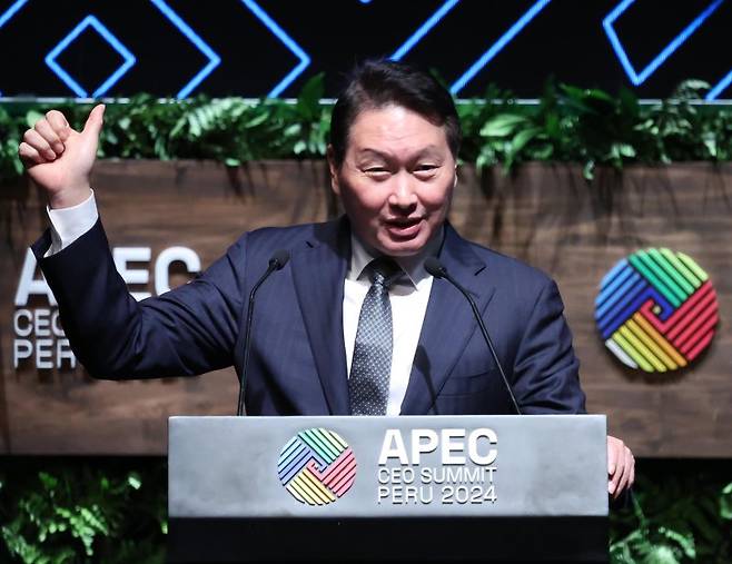 차기 아시아태평양경제협력체(APEC) 정상회의 CEO 서밋 의장을 맡는 최태원 대한상공회의소 회장(SK회장)이 15일(현지시각) 페루 리마 국립대극장에서 열린 APEC CEO 서밋 의장 인계식에서 발언하며 엄지를 들어보이고 있다. 뉴시스