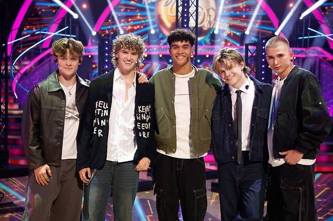 에스엠(SM)엔터테인먼트의 영국 현지화 그룹 ‘디어 앨리스’. 에스엠엔터테인먼트 제공