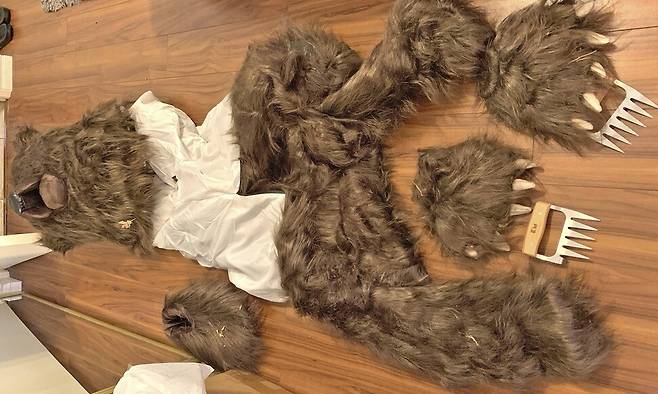 ‘곰 습격’ 사기극에 활용된 곰 탈. AP 연합뉴스