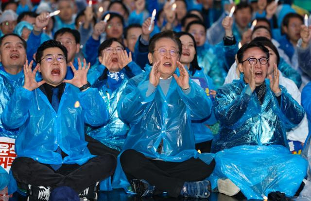 더불어민주당 이재명 대표와 지도부 의원들이 16일 오후 서울 광화문광장 인근에서 열린 '김건희·윤석열 국정농단 규탄·특검 촉구 제3차 국민 행동의 날'에 참가해 함성을 지르고 있다. 연합뉴스