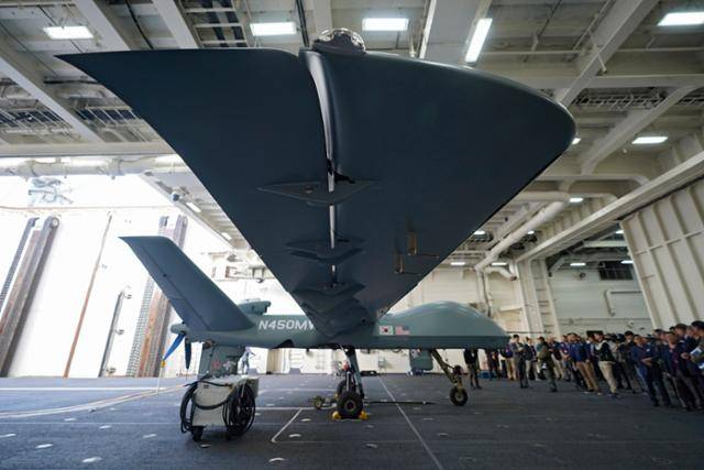 해군이 12일 오후 경북 포항시 인근 동해상에 대형수송함 독도함을 띄워 미 GA사 고정익 무인기 '모하비' 시제기에 대한 이륙 전투실험을 실시하고 있다. 포항=뉴스1해군이 12일 오후 경북 포항시 인근 동해상에 대형수송함 독도함을 띄워 미 GA사 고정익 무인기 '모하비' 시제기에 대한 이륙 전투실험을 실시하고 있다. 포항=뉴스1