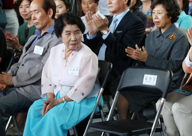 지난 2015년 8월 오희옥 애국지사가 서울 종로구 대한민국역사박물관에서 열린 광복 70주년 특별기획전 독립을 향한 여성영웅들의 행진 개막행사에 참석하고 있다. 뉴스1