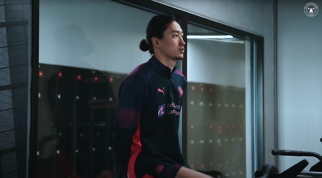 지난 15일 구단 유튜브를 통해 공개된 재활 중인 조규성의 모습. 조규성은 조만간 그라운드에 복귀할 것이라 직접 언급해 눈길을 끌었다. 사진=미트윌란 유튜브 갈무리