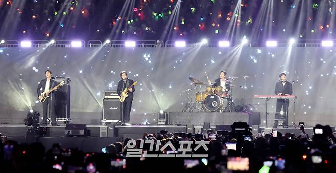 [2024 KGMA] 그룹 데이식스가 17일 인천 중구 운서동 인스파이어 아레나에서 열린 '2024 코리아그랜드뮤직어워즈(KGMA)' 둘째날 송데이에서 ‘Welcome to the Show’로 화려한 무대를 꾸미고 있다. 일간스포츠(이데일리M)가 주최하고 KGMA 조직위원회가 주관하는 '2024 KGMA'는 올해 창간 55주년을 맞은 일간스포츠가 대한민국 대중음악계에 새로운 패러다임을 제시하기 위해 새롭게 개최하는 시상식으로 16, 17일 이틀간 펼쳐졌다. 영종도(인천)=KGMA특별취재반 /2024.11.17/