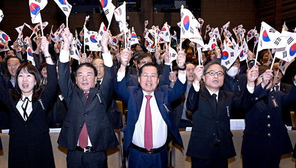 ‘제85회 순국선열의 날 기념식’에서 홍준표 대구시장(가운데)과 이만규 대구시의회 의장(왼쪽 2번째) 등 참석자들이 만세삼창을 외치고 있다 [사진=대구시]