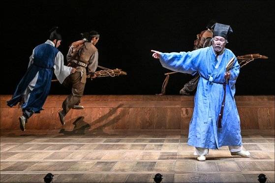 연극 '퉁소소리'는 임진왜란과 정유재란 명청 교체기의 전란 와중에 남원 선비 최척이 아내 옥영, 가족과 헤어지지만 끈끈한 가족애로 위기를 극복하고 다시 만나는 30년 여정을 담았다. 조선 중기 문인 조위한의 한문소설 '최척전'을 고선웅 연출이 각색까지 겸해 무대에 옮겼다. 사진 맨오른쪽은 늙은 최척 역의 배우 이호재 공연 모습. 사진 세종문화회관