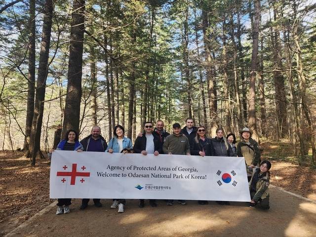▲ [조지아 공화국 공원청 대표단 오대산국립공원 방문, 선진 공원관리 기술 교류] 조지아 공화국 공원청 대표단이 지난 13, 14일 오대산국립공원을 방문, 공원 시설 탐방과 불교문화를 체험하고 선진 공원관리 기술을 벤치마킹하는 등 교류활동을 가졌다. 오대산사무소 제공