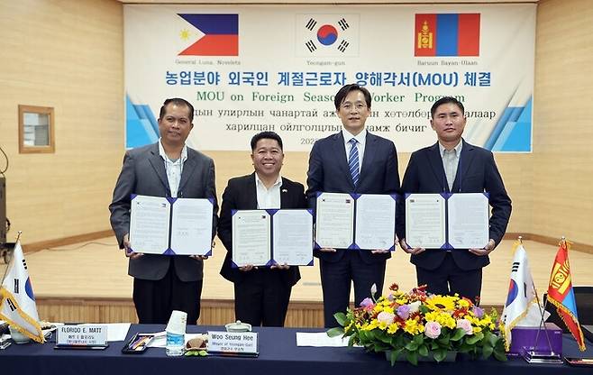 ▲&nbsp; 우승희 영암군수가 배트남과 외국인 계절근로자 양해각서를 체결한 뒤 기념촬영을 하고 있다 [전남 영암군]