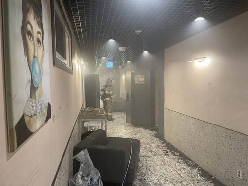 17일 경기 안산의 한 상가 건물에서 불이 나 소방관이 진화하고 있다. 연합뉴스 제공