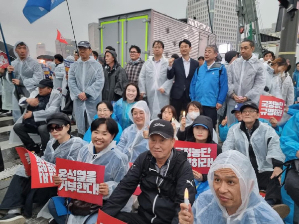 지난 16일 서울 종로구 광화문 일대에서 열린 윤석열 정권 퇴진 촉구 집회에 참석한 민주당 부산지역위원장들과 당원들. 독자 제공