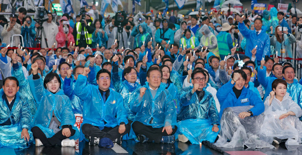 더불어민주당 이재명 대표와 지도부가 16일 오후 서울 광화문광장 인근에서 열린 ‘김건희·윤석열 국정농단 규탄·특검 촉구 제3차 국민 행동의 날’에 참가해 구호를 외치고 있다. 연합뉴스