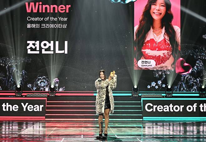 TikToker Jeon Unni delivers an acceptance speech at the TikTok Awards held on Nov. 15 at Kyung Hee University, eastern Seoul. [TIKTOK KOREA]