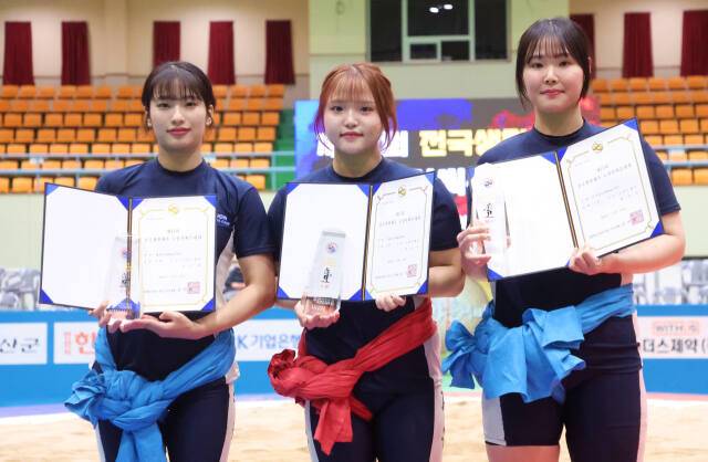 제17회 전국생활체육 大장사씨름대회 여자부 전체급을 석권한 수원특례시의 (왼쪽부터)김수현, 박지유, 강윤지.대한씨름협회 제공